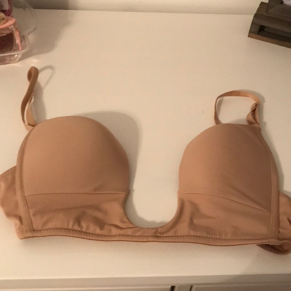 V cut bra